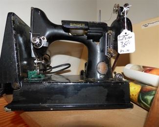 Singer 3-120 Featherweight Sewing Machine (As Is)