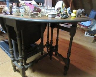 Gate leg table