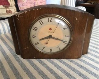 Wood cabinet Telechron mantle clock.