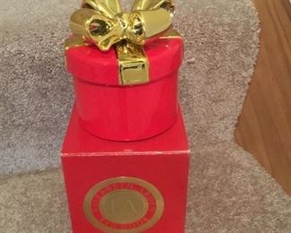 Elizabeth Arden Red Door Christmas candle. New in box. 
