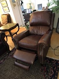 LEATHER ELECTRIC RECLINER TOP QUALITY LIKE NEW.