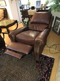 LEATHER RECLINER. TOP QUALITY, LIKE NEW.