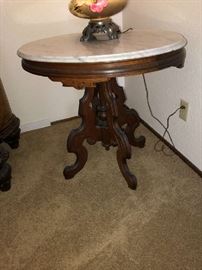 VICTORIAN WALNUT OVAL MARBLE TOP PARLOR TABLE, VERY GOOD CONDITION.