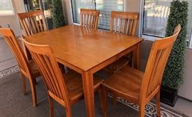 Dining Table w Hidden Leaf and 6 Chairs