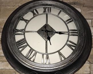 ROUND WOODEN CLOCK