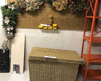 WREATH AND PINE CONES