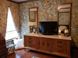 Thomasville Furniture Co. marble top dresser with twin mirrors, approx. 6 1/2 ft w x 20 d x 31 1/2 h, mirrors 49h x 19 w