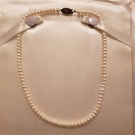 Small cultured pearl child's size necklace