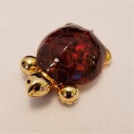 Amber turtle pen set in 18k yellow gold frame with small round diamonds