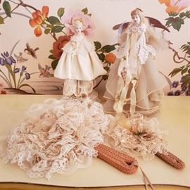 Hand mirrors and bride dolls