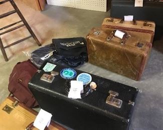 Note black suitcase in not in sale