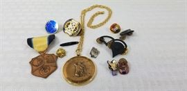 Collection of various military pins and ribbon https://ctbids.com/#!/description/share/146672