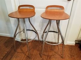 cast iron pots, wooden bowls , and stainless steel growler. https://ctbids.com/#!/description/share/146722