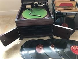VICTROLA Victor talking machine. https://ctbids.com/#!/description/share/146740