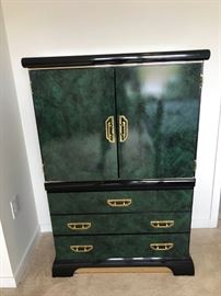 Dresser set. https://ctbids.com/#!/description/share/146743