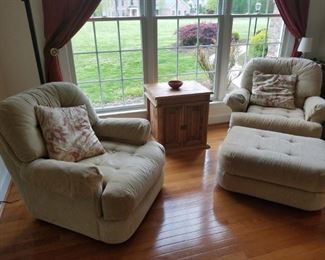 2 overstuffed chairs and wooden accent table