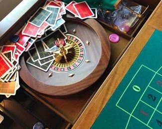Opens to Roulette table & Poker table on the underside