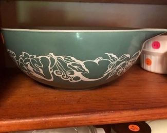 lovely and vintage Pyrex bowl