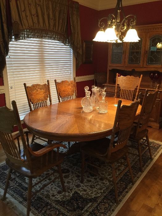 Beautiful oak table with leaves and 8 chairs