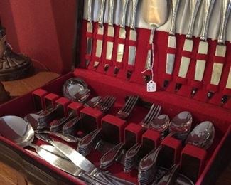 Full set of Wallace stainless flatware in case.