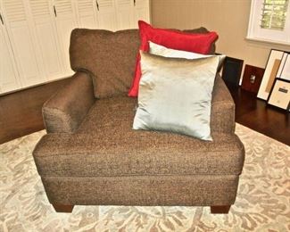 BROYHILL OVERSIZED CHAIR