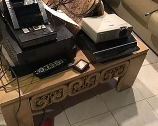 Cocktail table, projector system