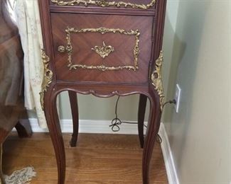 Accent table (dining area)