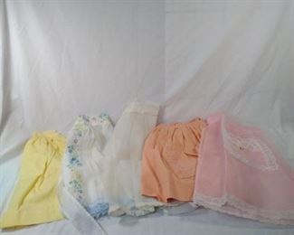 lot of 5 vintage aprons  https://ctbids.com/#!/description/share/152117