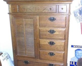 Oak chest w/cedar lined drawer at bottom