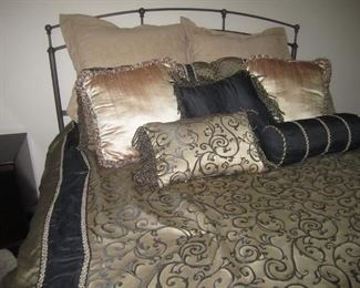 QUEEN SIZE BED AND BEDDING