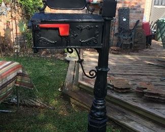 Gorgeous Cast Iron Ornate Mail Box with Flag Mounted on Concrete for Instant Setup. 🙌
(Just place where you want it....no installation required) 🙌