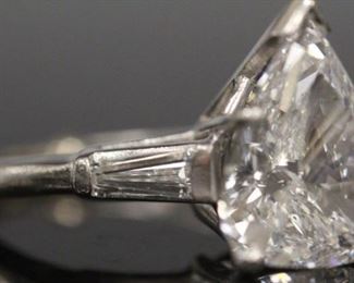 LOT #5042 - LADY'S PEAR SHAPED DIAMOND PLATINUM RING, 6.4 G