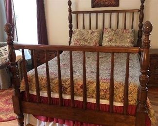 Beautiful queen bed pineapple post!