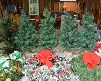 holiday wreaths & artificial evergreens
