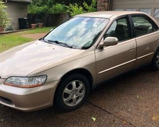 2000 Honda Accord SE Sedan Special Edition Automobile; 2.3 Liter 4 Cylinder, Automatic, Leather, One owner car. Garage Kept. Only 163K miles! Please do not call for price before sale. PRICE AVAILABLE ON 1ST DAY OF SALE!
