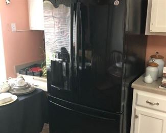 GE Refrigerator with Automatic Icemaker & Bottom Freezer