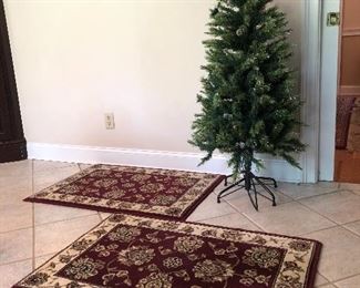 Lighted Christmas tree with pine cones and sparkles!                                      Two matching rugs "Cambridge"  2.3 x 3.3