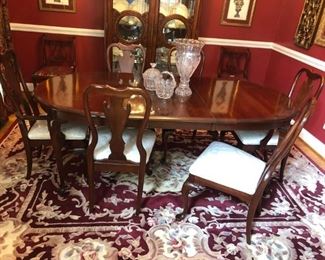Formal dining in excellent condition, with 6 chairs and an extra leaf not pictured