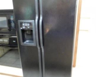 GE  s/s  refrigerator-color  is  black