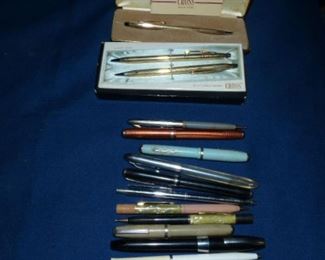 Assorted pens 