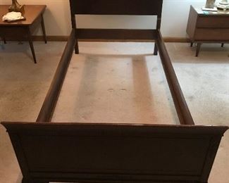 Twin Bed: Both beds are available. 