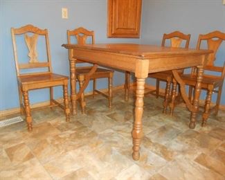 Oak vintage table with four chairs