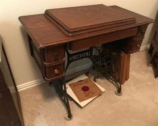 1913 Singer sewing machine (closed) w/table