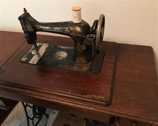1913 Singer Sewing Machine, needs restoration.