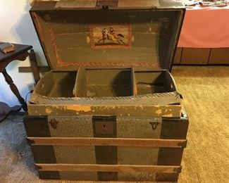 Steamer with view of diided compartment and embellishments