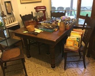 Mission oak 5 legged table with leaves, assorted chairs