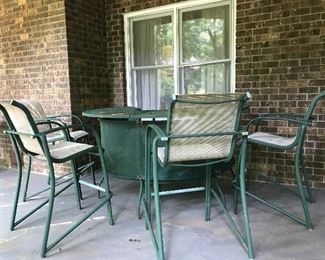 Out door wrought iron bar and 4 patio bar stools