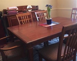 Thomasville Dining table and 6 chairs, excellent condition
68” to 108” (2-20” leaves)