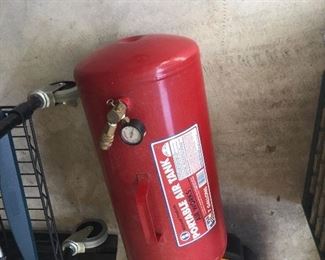 Compressed air container