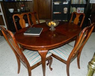 Oval dining table w/6 chairs